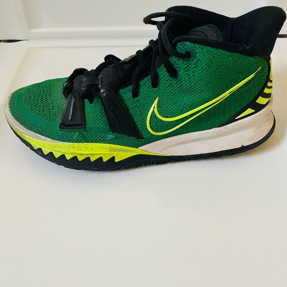 Nike Kyrie - Picture 4 of 8
